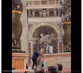 sacrilegiu-la-vatican.-un-barbat-a-urinat-in-public-pe-altarul-marturisirii