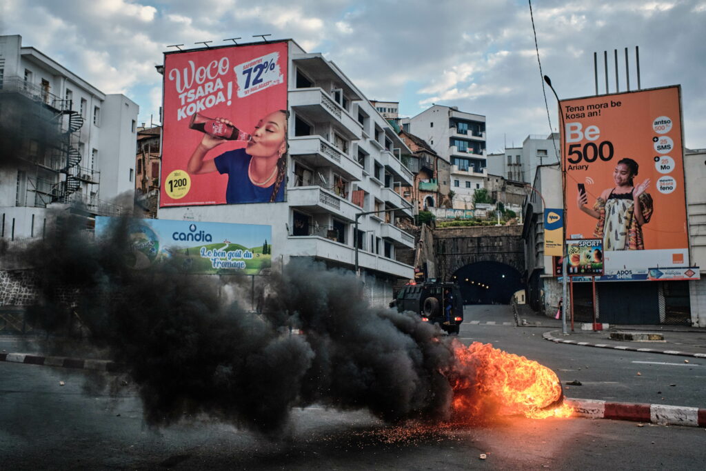 protestele-generatiei-z:-mae-ii-atentioneaza-pe-romanii-din-madagascar-sa-fie-vigilenti