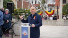 discurs-cu-greutate-la-oradea:-bolojan-acuza-lasitatea-si-hotia-din-interiorul-romaniei