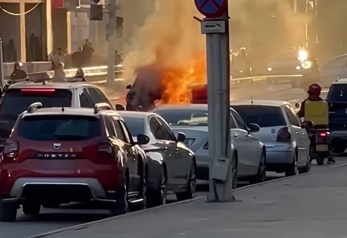 incendiu-la-doi-pasi-de-palatul-culturii!-un-autoturism-a-ars-in-plina-strada!