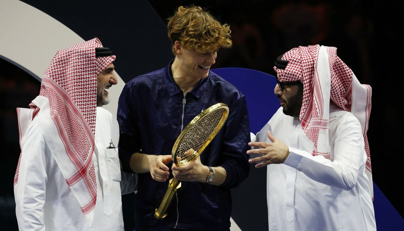 arabii-i-au-pus-3-kilograme-de-aur-in-brate-lui-jannik-sinner.-cat-costa-bijuteria-data-de-seici