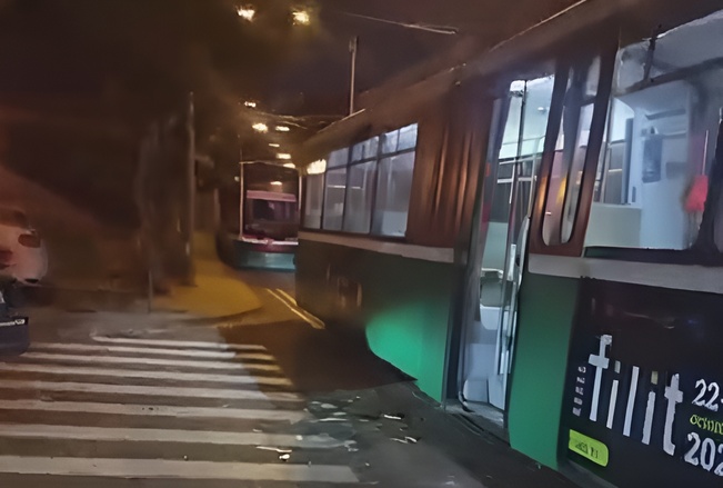 doua-persoane-ranite-in-urma-unui-accident-intre-2-tramvaie-ale-ctp-iasi