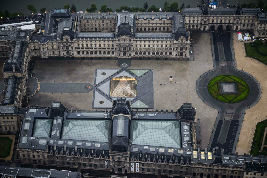 bijuteriile-furate-din-luvru-/-politia-are-foarte-putin-timp-la-dispozitie-sa-recupereze-prada