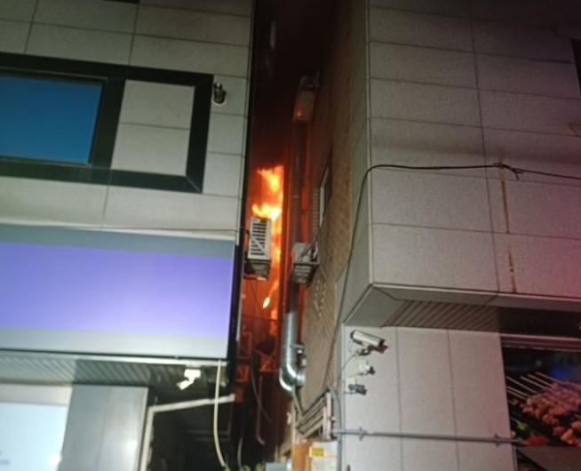 o-femeie-a-provocat-un-incendiu-in-bloc-dupa-ce-a-incercat-sa-arda-un-gandac.-o-vecina-a-murit