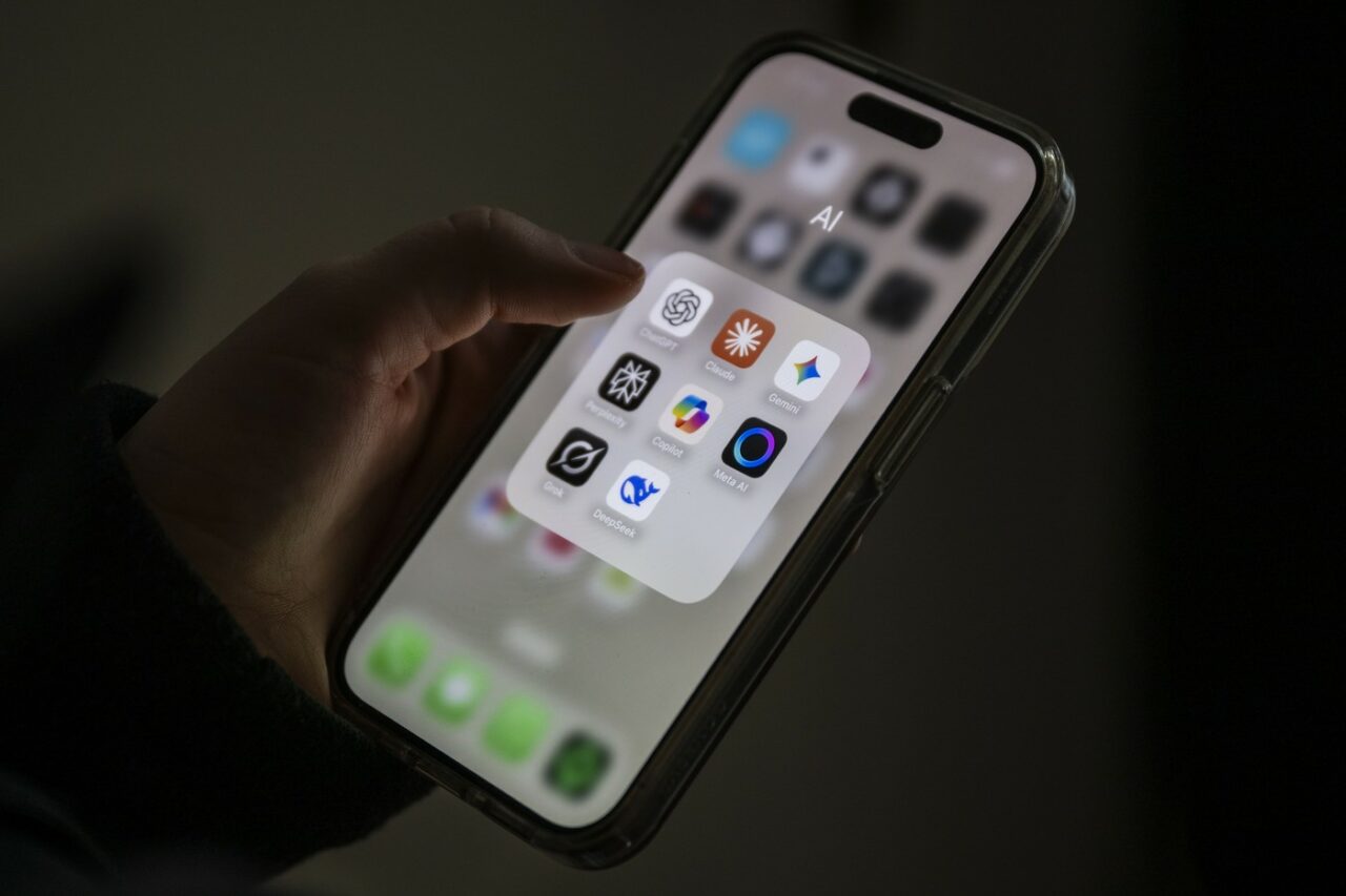 openai-dezvaluie-ca-peste-1-milion-de-oameni-vorbesc-saptamanal-cu-chatgpt-despre-sinucidere