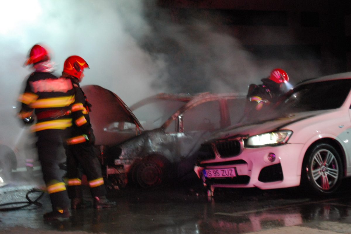 incendiu-in-comuna-rediu.-flacarile-au-cuprins-mai-multe-masini-dintr-o-pacare