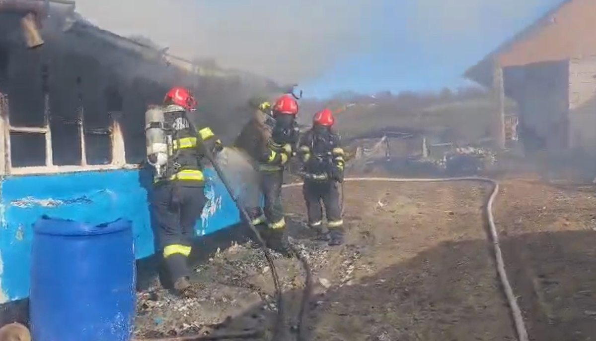 incendiu-la-o-casa-batraneasca-din-comuna-barnova.-pompierii-intervin-pentru-stingere