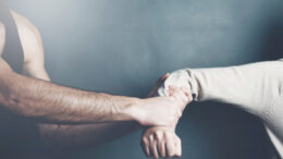 trei-tineri-din-iasi,-retinuti-pentru-ca-ar-fi-violat-o-adolescenta-de-15-ani-cu-handicap-psihic