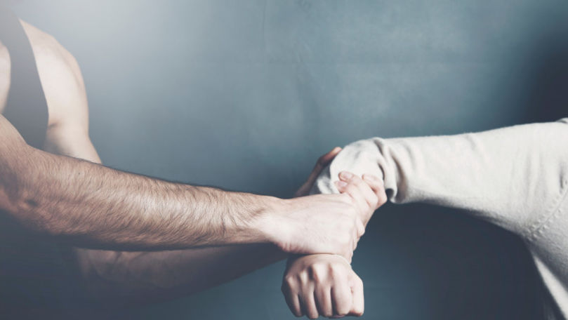 trei-tineri-din-iasi,-retinuti-pentru-ca-ar-fi-violat-o-adolescenta-de-15-ani-cu-handicap-psihic