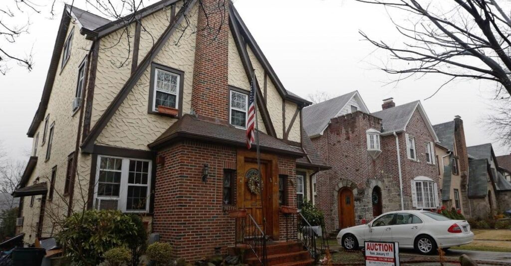 casa-in-care-a-copilarit-trump-este-scoasa-la-licitatie