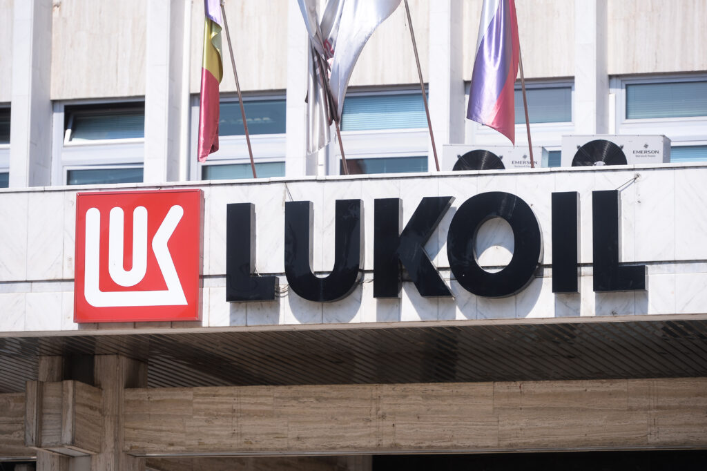lukoil-in-vizorul-carlyle-group:-reteaua-valoreaza-22-de-miliarde-de-dolari