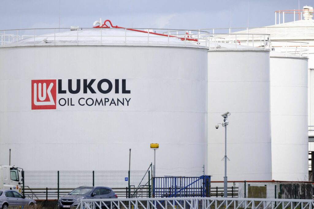 compania-rusa-lukoil,-in-noi-negocieri-cu-potentiali-cumparatori-ai-activelor-sale-straine