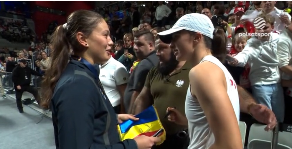 o-jucatoare-din-echipa-romaniei-s-a-dus-direct-la-iga-swiatek-si-i-a-cerut-ceva-neobisnuit.-foto