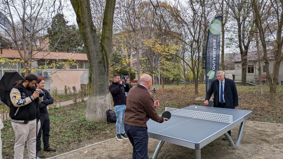 doua-mese-de-tenis-au-fost-instalate-in-campusul-uaic