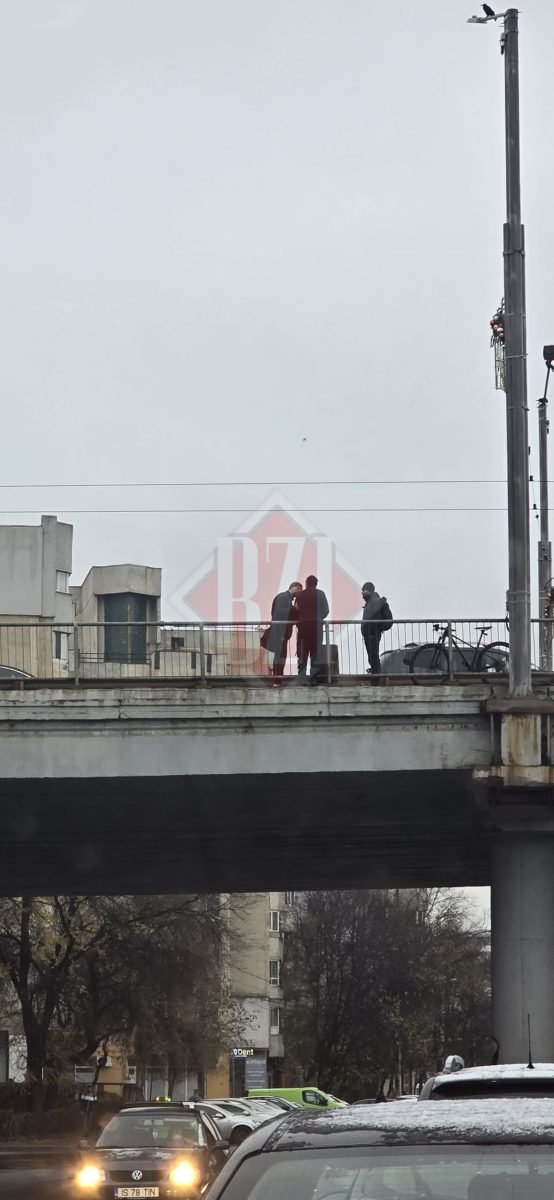 tentativa-de-suicid-in-podu-ros.-un-barbat-ameninta-ca-se-arunca-in-gol-–-update