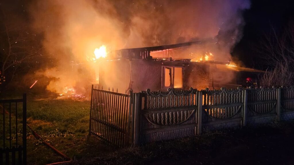 incendiu-la-o-casa-din-localitatea-bosia,-comuna-ungheni.-pompierii-intervin