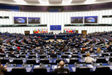 cazul-papusilor-sexuale-cu-infatisare-de-copil-pe-masa-parlamentului-european