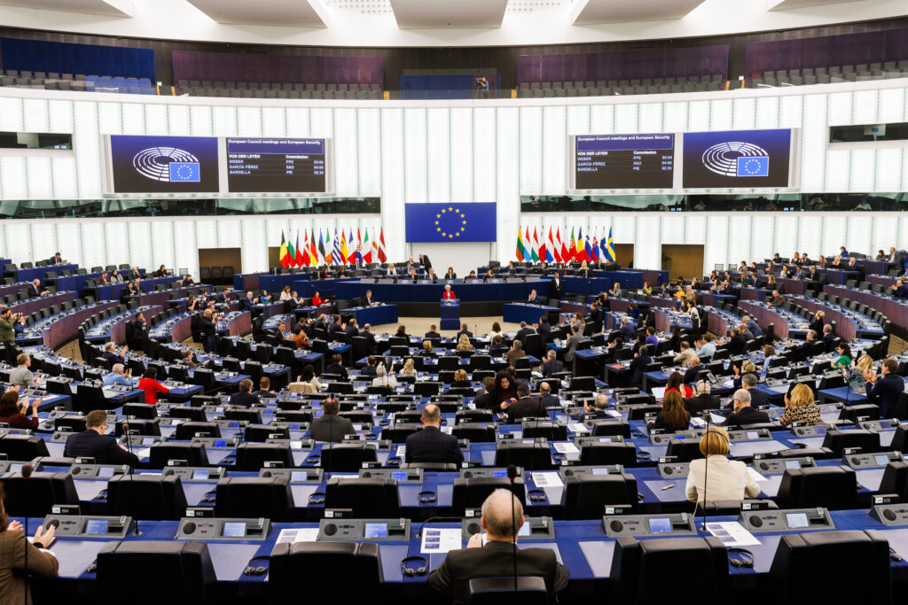 cazul-papusilor-sexuale-cu-infatisare-de-copil-pe-masa-parlamentului-european