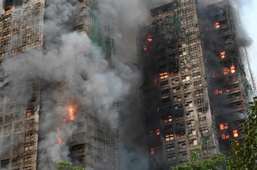 hong-kong-deschide-o-ancheta-condusa-de-un-judecator-dupa-incendiul-care-a-ucis-156-de-persoane