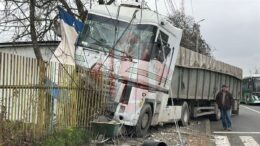accident-rutier-pe-bulevardul-poitiers!-un-tir-a-intrat-intr-un-gard-–-update