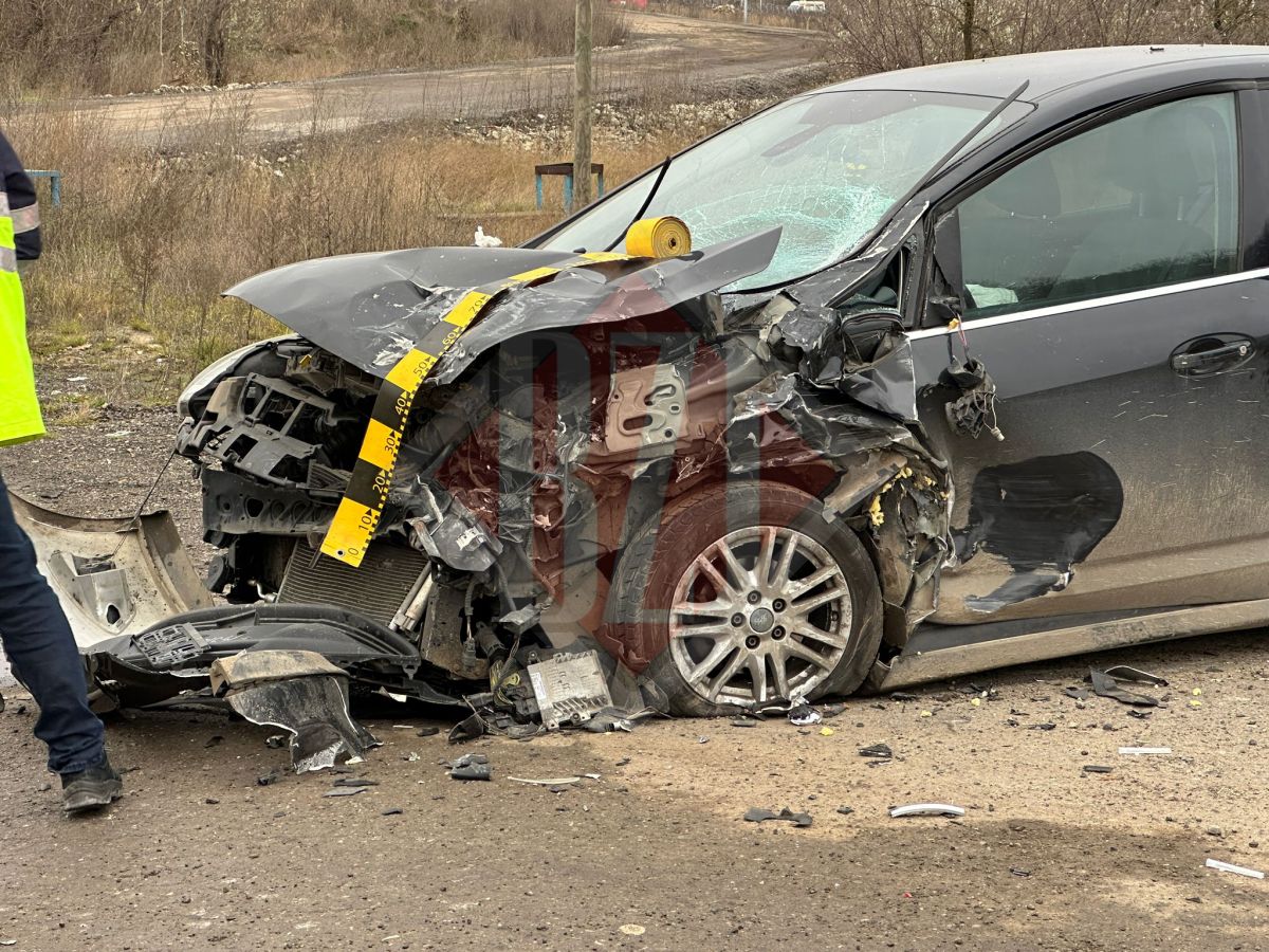 accident-rutier-pe-carosetti.-doua-masini-au-fost-facute-praf-–-update