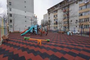 un-nou-spatiu-de-joaca-complet-reabilitat-pe-bulevardul-alexandru-cel-bun-din-iasi
