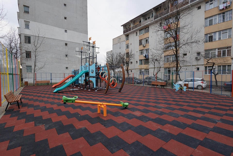 un-nou-spatiu-de-joaca-complet-reabilitat-pe-bulevardul-alexandru-cel-bun-din-iasi