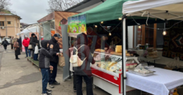 zeci-de-persoane-au-venit-la-targul-producatorilor-organizat-in-curtea-directieiagricoleiasi