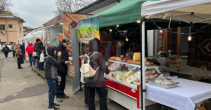 zeci-de-persoane-au-venit-la-targul-producatorilor-organizat-in-curtea-directieiagricoleiasi