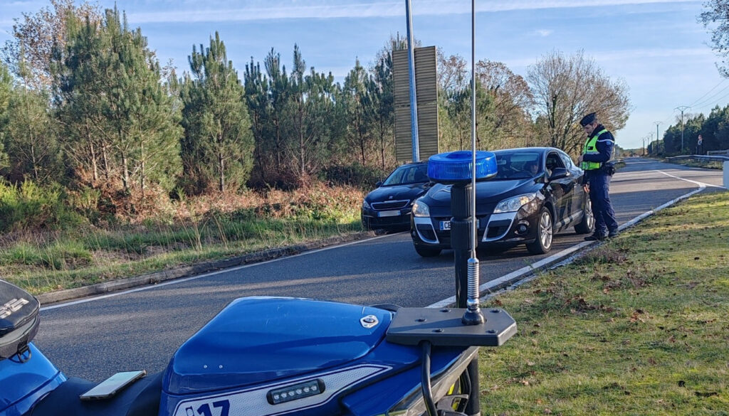 politistii-de-la-rutiera-au-ramas-masca-atunci-cand-au-vazut-cum-o-tesla-le-a-dat-radarul-peste-cap-cu-208-km/h