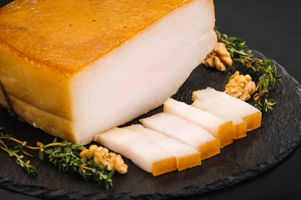 slanina-care-a-stat-ascunsa-in-ultima-iarna-a-regimului-comunist,-pastrata-35-de-ani-intr-un-turn-din-sibiu