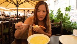 aceasta-turista-din-sua-a-comandat-ciorba-de-burta-intr-un-restaurant-din-bucuresti.-cum-a-reactionat-cand-a-aflat-din-ce-este-facuta