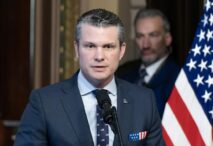 seful-pentagonului-contrazis-de-propriile-declaratii:-pete-hegseth,-acuzat-de-ipocrizie-in-disputa-privind-ordinele-ilegale