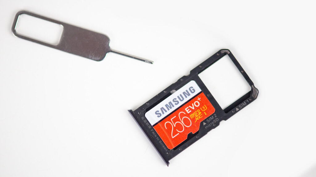 criza-de-cipuri-dram-ar-putea-readuce-cardul-microsd-in-echiparea-viitoarelor-modele-smartphone