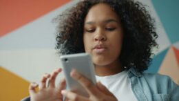 cifre-ingrijoratoare:-1-din-4-adolescenti-apeleaza-la-inteligenta-artificiala-pentru-sprijin-privind-sanatatea-mintala