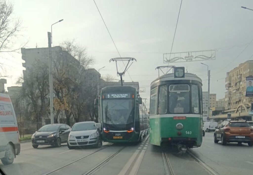 accident-rutier-in-municipiul-iasi.-un-autoturism-a-intrat-intr-un-tramvai