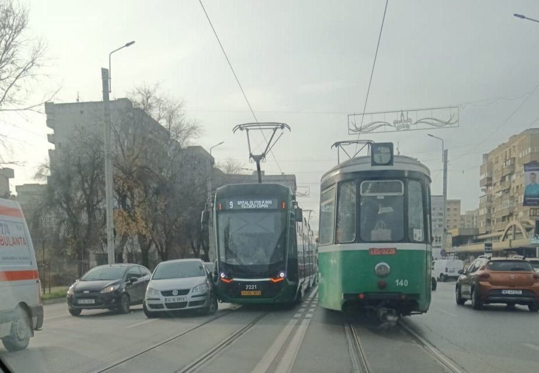 accident-rutier-in-municipiul-iasi.-un-autoturism-a-intrat-intr-un-tramvai
