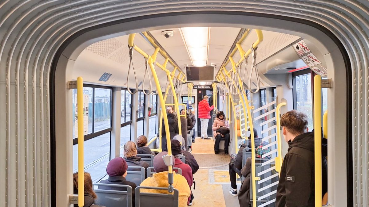 decizie-care-contrazice-logica!-vatmanii-de-la-ctp-iasi-au-primit-stick-uri-cu-colinde-de-la-companie,-insa-sistemele-audio-din-tramvaie-sunt-defecte:-nu-ne-au-mai-intrebat-daca-le-putem-folosi