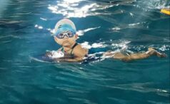 o-fetita-de-1-an,-9-luni-si-10-zile-a-inotat-100-de-metri-in-bazin-si-a-stabilit-un-nou-record