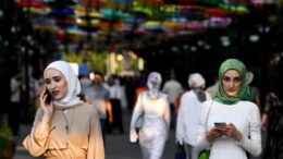 austria-interzice-valul-islamic-in-scoli-pentru-fetele-sub-14-ani.-amenzi-de-pana-la-800-de-euro-pentru-parinti