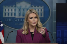 intrebari-fara-raspuns-la-casa-alba-privind-pansamentele-de-pe-mana-lui-trump