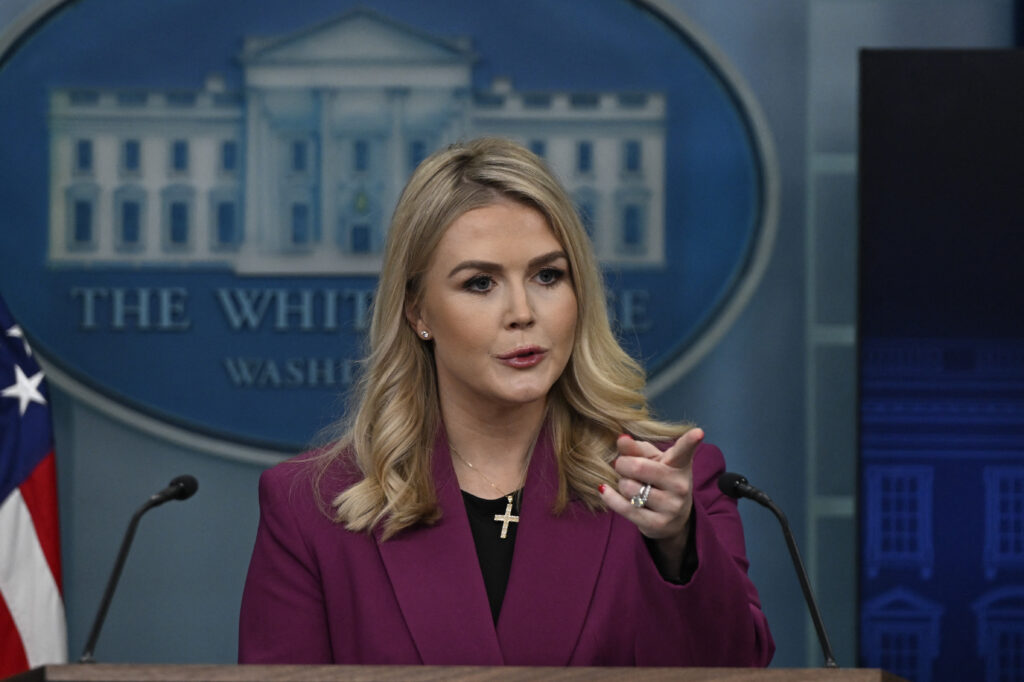 intrebari-fara-raspuns-la-casa-alba-privind-pansamentele-de-pe-mana-lui-trump