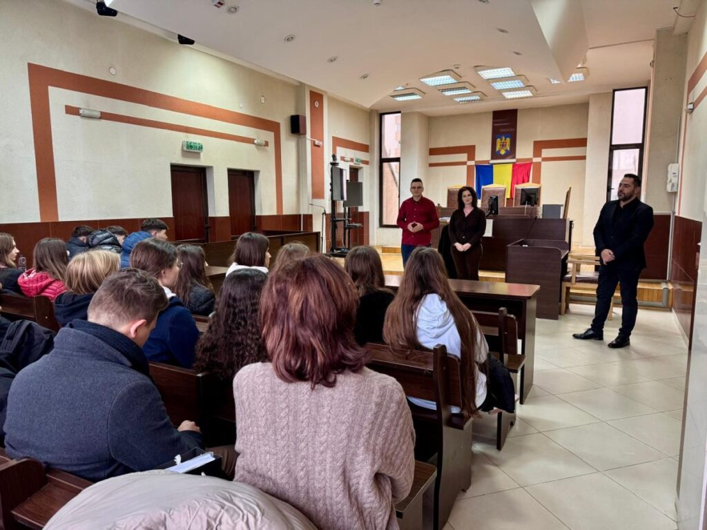 elevi-de-la-colegiul-mihai-eminescu,-vizita-la-judecatoria-iasi-pentru-o-lectie-practica-despre-profesiile-juridice