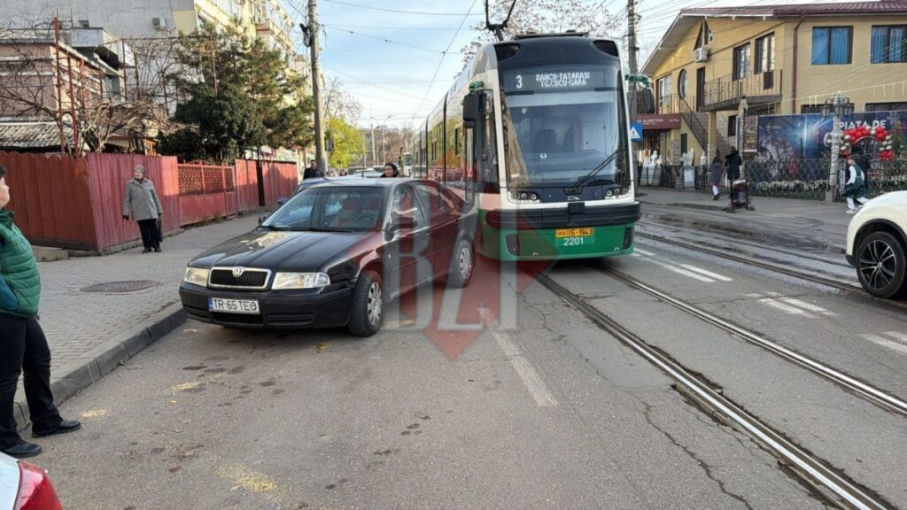 tramvai-blocat-la-piata-chirila-din-cauza-unei-masini!-soferii-ignora-regulile-in-tatarasi