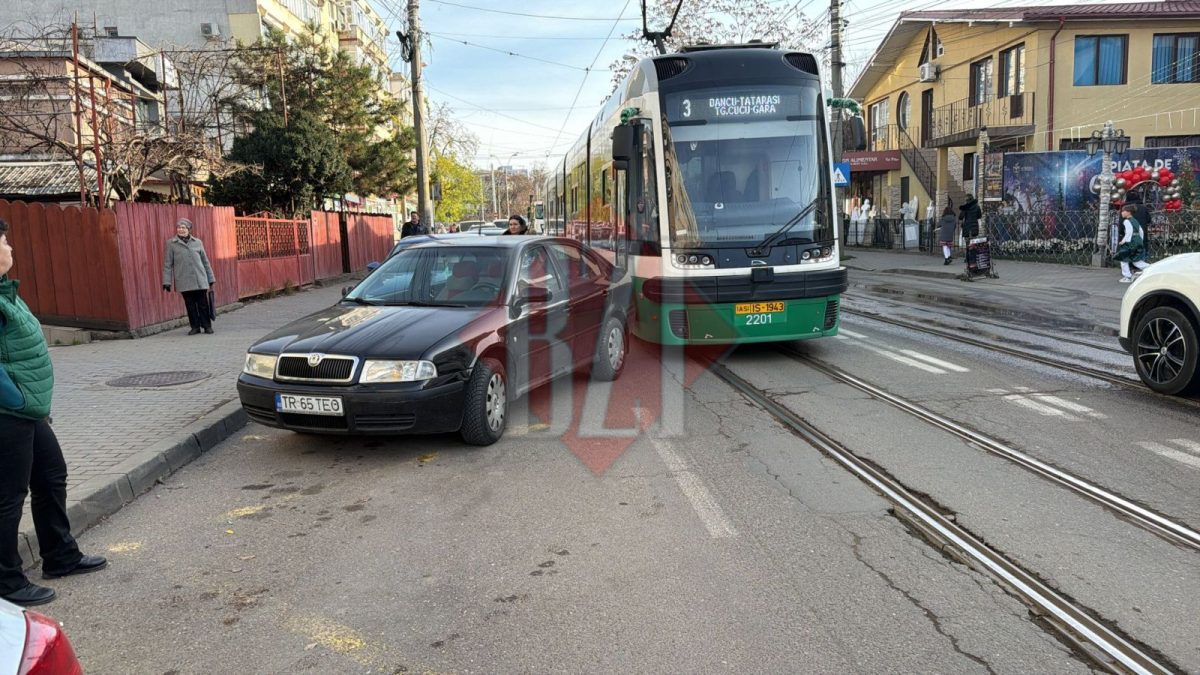 tramvai-blocat-la-piata-chirila-din-cauza-unei-masini!-soferii-ignora-regulile-in-tatarasi