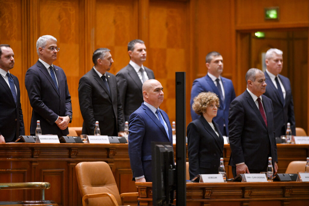 motiunea-de-cenzura-impotriva-guvernului-bolojan,-dezbatuta-si-votata-astazi-in-parlament-bolojan:-romania-are-nevoie-de-responsabilitate.-opozitia-livreaza-haos-si-scandal