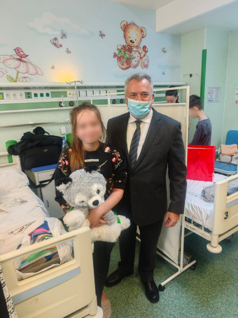 jucarii-si-bunatati-pentru-300-de-copii-internati-la-spitalele-grigore-alexandrescu-si-dr.-victor-gomoiu,-din-partea-lui-mos-craciun-(p)
