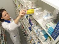 farmacistul-–-omul-de-incredere-al-romanului-/-primul-drum-al-romanului-atunci-cand-are-un-junghi-ramane,-de-ani-buni,-acelasi:-farmacia