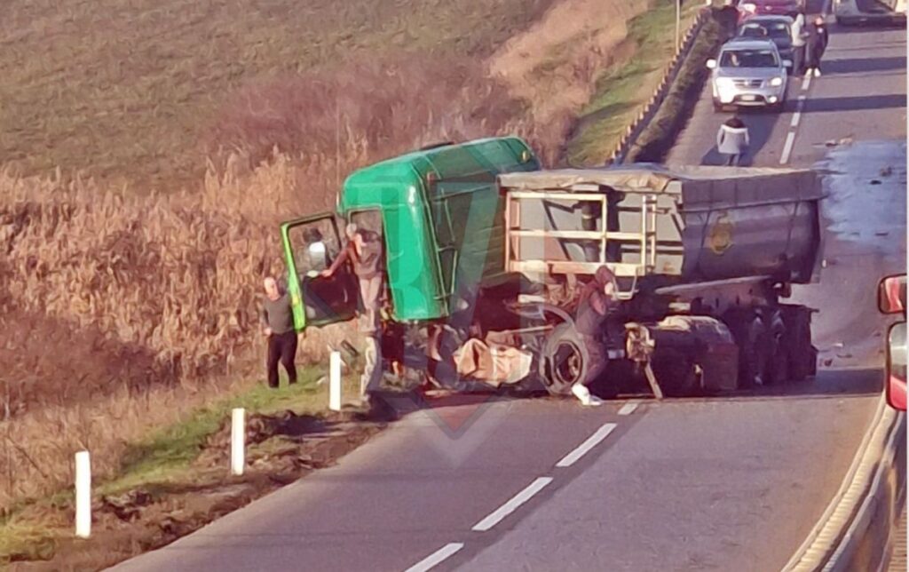 accident-rutier-langa-baltati.-un-camion-blocheaza-drumul,-in-locul-unde-in-anul-2022-a-fost-carnagiul-in-care-au-murit7persoane-–-update