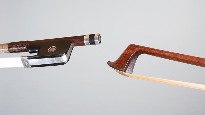 arcusul-care-a-schimbat-istoria-violoncelului,-vandut-in-franta-la-un-pret-de-record-mondial